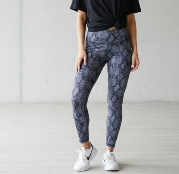 Pants - Grey Snakeskin Print Leggings Size Medium Gym Yoga Comfy Super Soft